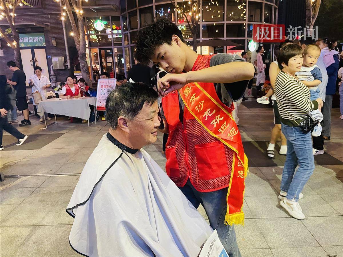 武汉江大园社区：九九重阳享佳节，慈善相伴聚温暖