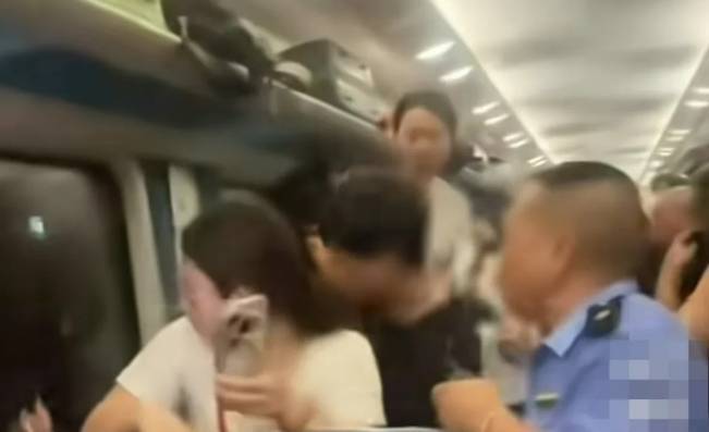 火车停运乘客砸窗，凸显应急能力不足 | 新京报社论
